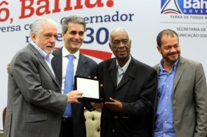 Jaques Wagner entrega homenagem a Martinho Lélis (Foto: Manu Dias/GOVBA)
