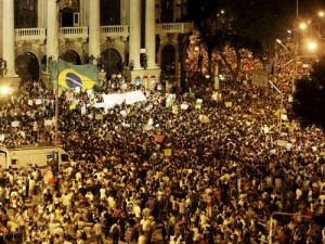 Manifestantes na Cinelândia e Avenida Rio Branco durante as “Jornadas de Junho” (Foto: Hudson Pontes/Agência O Globo/17-06-2013)