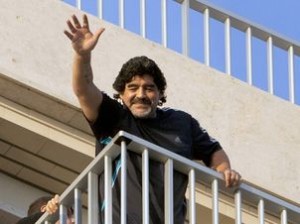 Maradona acena de uma sacada (Foto: Carlo Hermann/ AFP) 