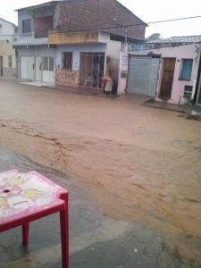 Moradores tentaram retirar água que entravam nas casas (Foto: Facebook)
