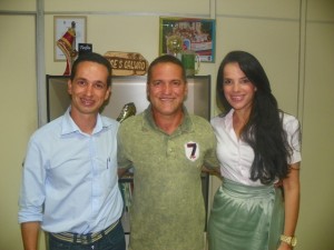Valci Teixeira (centro) com representantes da FBF (Foto: Comunicação FBF)