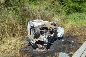 Veículo pegou fogo e ficou irreconhecível (Foto: Ed Santos/Acorda Cidade)