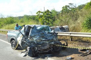 Veículo de Iguaí ficou com a frente totalmente danificada (Foto: Ed Santos/Acorda Cidade)