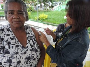 Idosos compareceram aos locais de vacinação (Foto: Iguaí Mix)