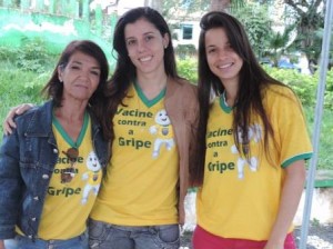 Equipe da saúde distribuiu simpatia no Dia D da vacina (Foto: Iguaí Mix)