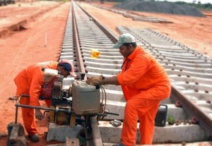 Trabalhadores da ferrovia Oeste-Leste entram greve