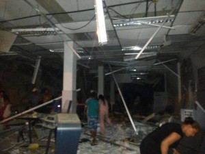 Moradores entraram na agência após a explosão (Foto: Daniella Lima)