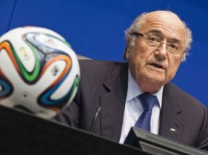 Joseph Blatter durante uma coletiva de imprensa. Questão da dengue preocupa para Mundial no Brasil (Foto: Michel Buholzer/ AFP)
