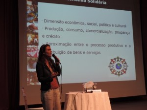 Luana Vilutis falou ontem sobre Economia Solidária da Cultura (Foto: Iguaí Mix)
