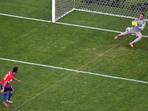 Julio César defendeu duas cobranças de pênalti (Foto: Fabrice Coffrini/ AFP)