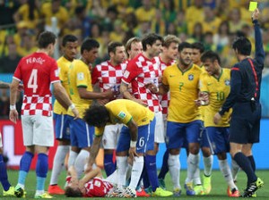 O árbitro Nishimura dá cartão amarelo para Neymar por cotovelada no croata Modric, caído (Foto: Ari Ferreira)