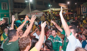 Grupo de mexicanos faz a festa no bairro mais boêmio de Salvador (Foto: Betto Jr.)
