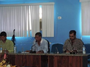 Presidente da Câmara (centro) encerrou as atividades (Foto: Iguaí Mix)