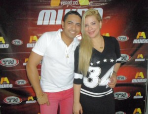 Felipe Lemos e Nathalia Calasans vocalistas do Forró do muído (Foto: Iguaí Mix)