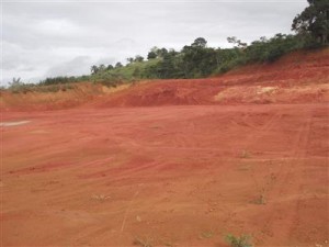 O terreno está terraplanado, resta a construção (Foto Iguaí Mix)
