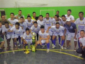 Seleção de Iguaí comemorando a título com muita alegria.