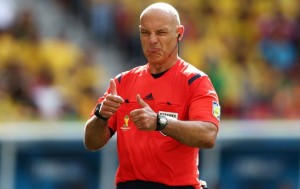 Howard Webb em ação no jogo Colômbia e Costa do Marfim, nesta Copa do Mundo (Foto: Getty Images)