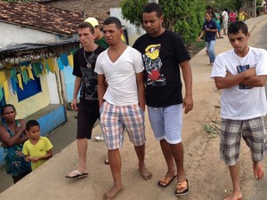 Luis Carlos Silva, pai da criança, foi amparado por amigos  na chegada ao enterro  (Foto: Ruan Melo/ G1)