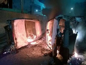 Grupo queima carros em frente à delegacia da cidade de Amargosa. (Foto: Marcello Dial/Site Voz da Bahia)