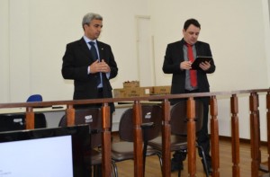 O Promotor José Junseira de Oliveira  e o Juiz Eleitoral Fernando Marcos Pereira  durante a reunião (Foto: Iguaí Mix)