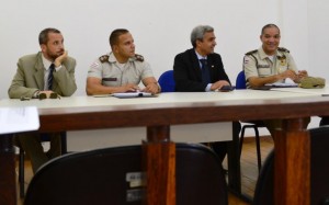 Representantes da PM, da Polícia Civil  e do Ministério Público esclareceram dúvidas (Foto: Iguaí Mix)