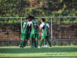Jogadores de Ibicuí comemorando o gol da vitória  (Foto: Iguaí Mix)
