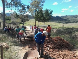 Moradores realizaram mutirão em Nova Canaã (Foto: Comunidade do Riacho Esquerdo)