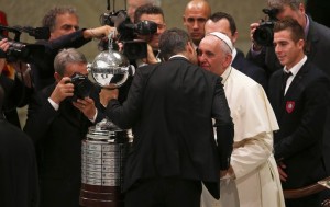 Presidente do San Lorenzo mostra Taça Libertadores ao Papa Francisco (Foto: Agência Reuters)