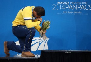 Felipe França ajoelha no pódio após prata (Foto: Satiro Sodré/CBDA)
