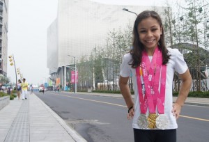 Flavia Saraiva desfila nas ruas de Nanquim com as medalhas (Foto: Thierry Gozzer)
