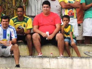 Luizinho do Trio da Huanna esteve presente no estádio (Foto: Iguaí Mix)