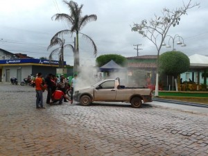 Pessoas que passavam no local ajudaram a apagar o incêndio (Foto: Iguaí Mix)
