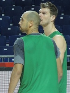 Marquinhos e Tiago Splitter no treino da seleção brasileira na Espanha (Foto: Fabio Leme)