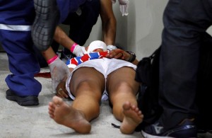 Torcedora do Bahia despenca de arquibancada da Fonte Nova (Foto: Eduardo Martins/A Tarde/Agência Estado)