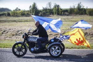 (Cidadão mostra opção pelo sim ao enfeitar a moto com a bandeira da EscóciaAgência Lusa/Direitos reservados)