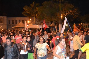 O povo foi às ruas para comemorar a vitória (Foto: Iguaí Mix)