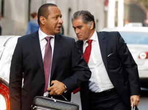 Pai de Neymar chega para depor à Justiça espanhola (Foto: Reuters)