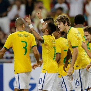 Jogadores da Seleção comemoram o gol de Neymar (Foto: Reuters)