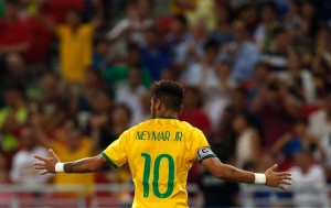 Neymar comemora um de seus gols com os braços abertos na vitória da Seleção por 4 a 0 (Foto: Reuters)