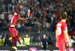 Atitude de Mitrovic gerou revolta entre os jogadores da Albânia (Foto: Agência Reuters)