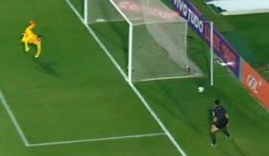 Auxiliares da arbitragem serão excluídos do futebol a partir de 2015 (Foto: Reprodução)