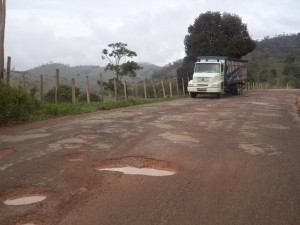 Buracos deixam a BA 262 intransitável (Foto: Iguaí Mix)