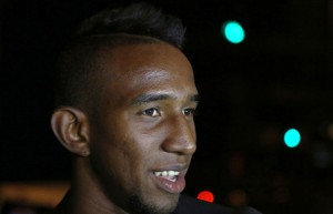 Talisca durante a chegada em Istambul (Foto: Bruno Domingos/Mowa Press)