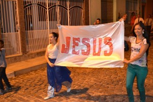 Passeata abriu comemorações do Dia da Bíblia em Iguaí (Foto: Iguaí Mix)