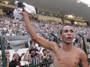 Liedson comemora o título na época que jogava no Corinthians (Foto: Ari Ferreira)