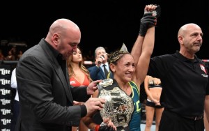 Carla Esparza comemora o título do peso-palha no UFC (Foto: Getty Images)