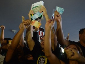 Manifestantes protestam na entrada da Congresso contra o projeto que acaba com a meta fiscal (Foto: Antonio Cruz/Agência Brasil)
