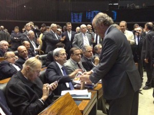 Parlamentares dividem pacotes de bolacha durante a sessão (Foto: Fernanda Calgaro/G1)