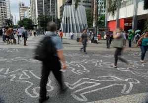 Silhuetas de corpos desenhadas no Rio de Janeiro alertam para assassinatos de jovens negros (Foto: Carta Capital)
