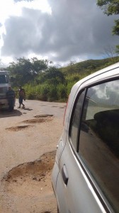 Buracos causam acidentes e transtornos na BA 262  (Foto: Internauta)
